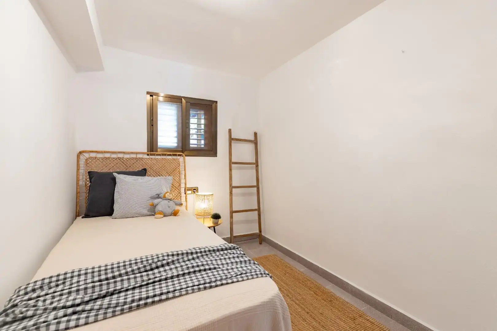 Habitación de Casa adosada en venta en Paterna con Calefacción, Jardín privado y Terraza