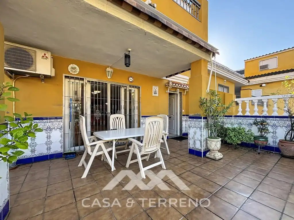 Vista exterior de Casa adosada en venda en Vélez-Málaga amb Aire condicionat, Piscina i Microones