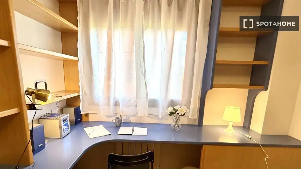 Dormitori de Pis de lloguer en Madrid amb Aire condicionat, Calefacció i Moblat