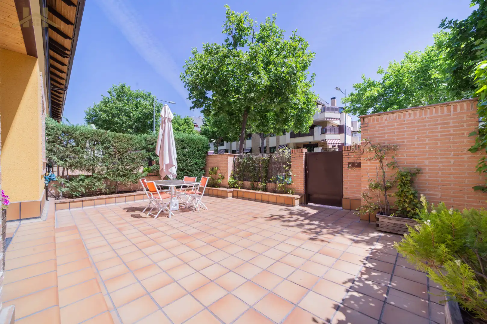 Terrasse von Einfamilien-Reihenhaus zum Verkauf in Boadilla del Monte mit Heizung, Privatgarten und Abstellraum