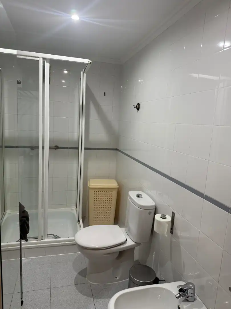 Baño de Apartamento en venta en Badajoz con Aire acondicionado, Lavadora y Microondas