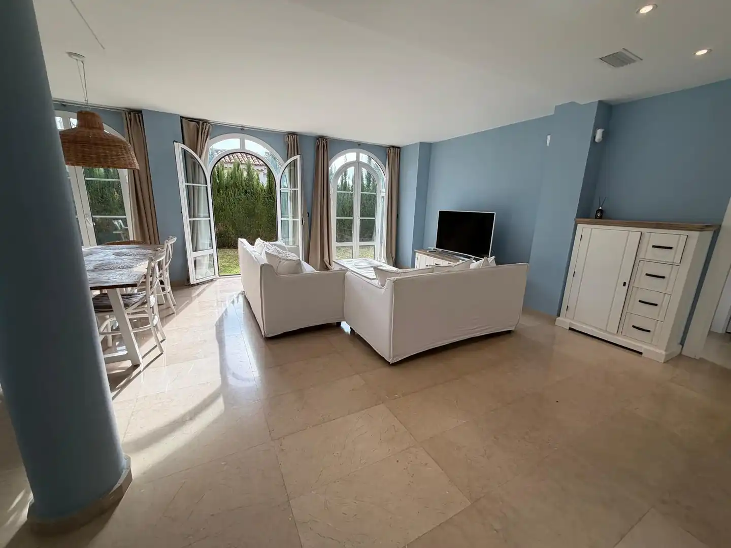 Sala d'estar de Casa o xalet en venda en Finestrat amb Aire condicionat, Jardí privat i Traster