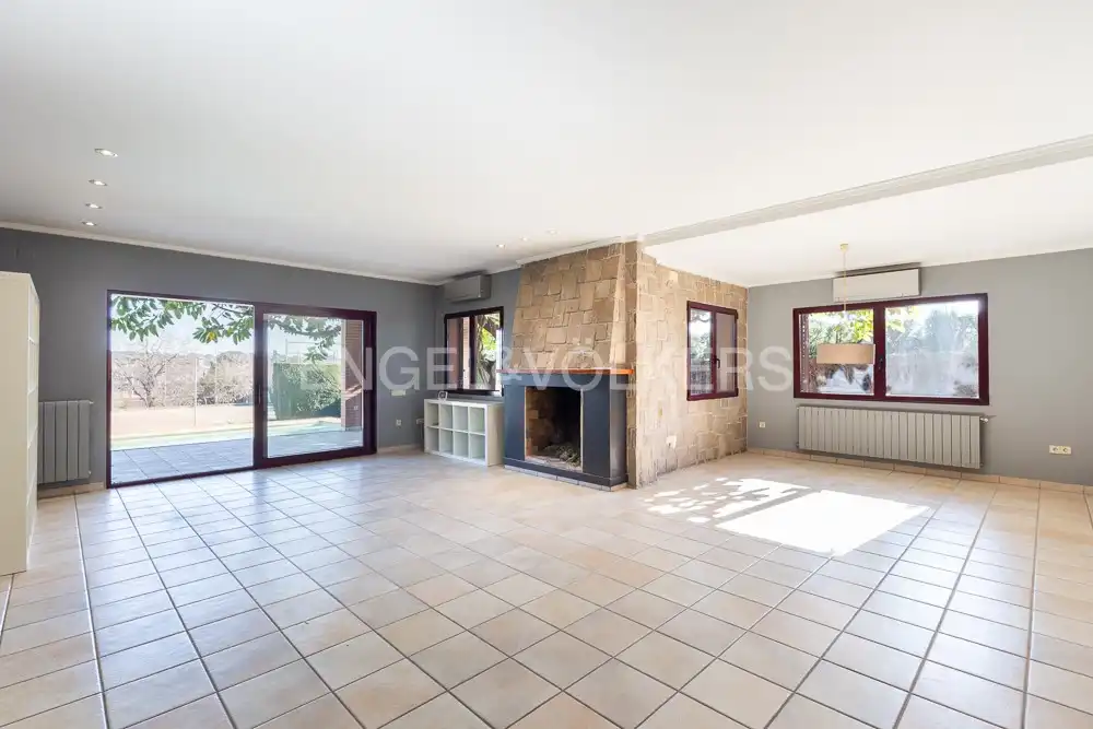 Exterior view of Houses for sale in La Pobla de Vallbona  with Air Conditioner, Heating and Private garden