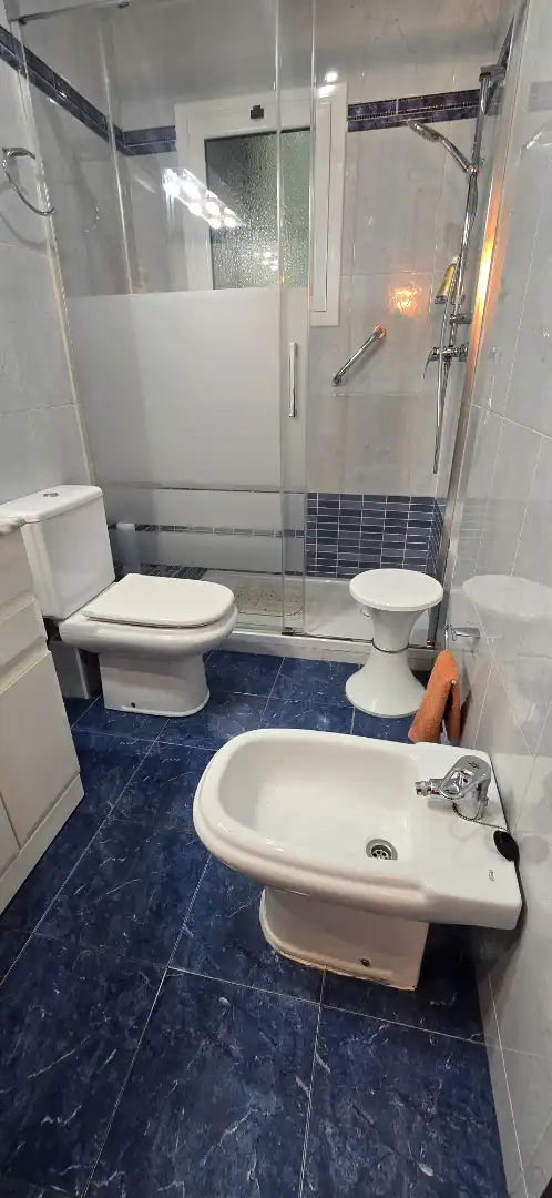Baño de Piso en venta en Santa Coloma de Gramenet con Aire acondicionado, Calefacción y Horno
