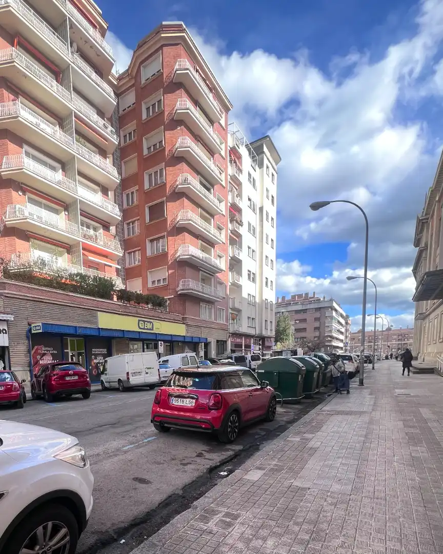 Vista exterior de Local en venta en  Pamplona / Iruña