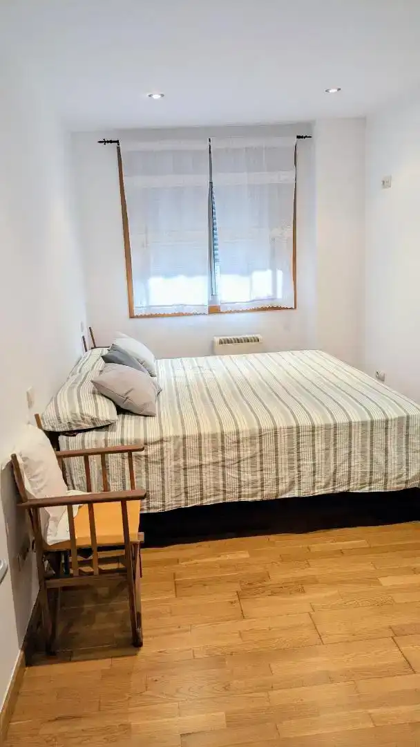 Schlafzimmer von Wohnung zur Miete in Boiro mit Parkett, Möbliert und Ofen