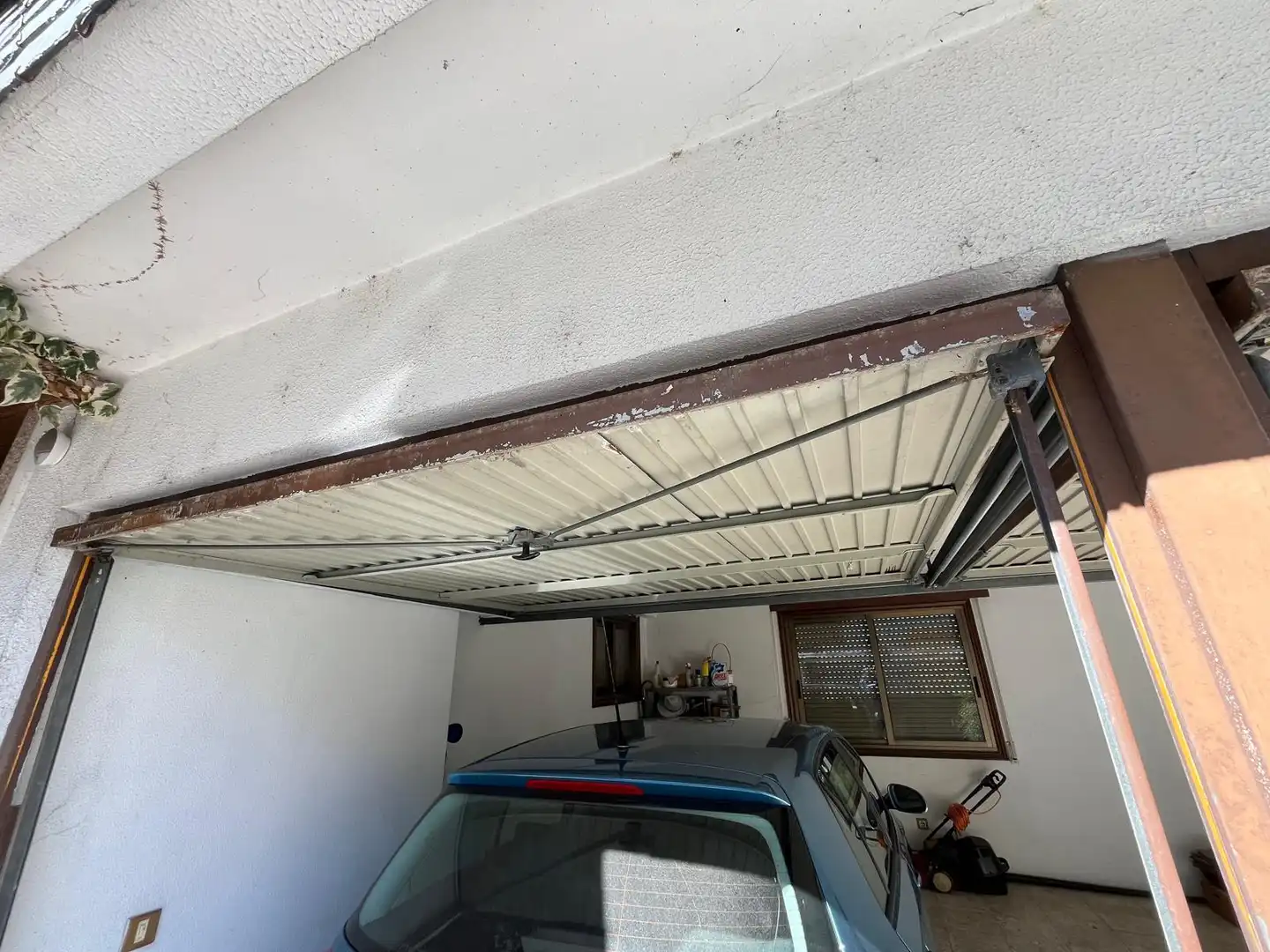 Aparcament de Casa o xalet en venda en Vigo  amb Calefacció, Jardí privat i Parquet