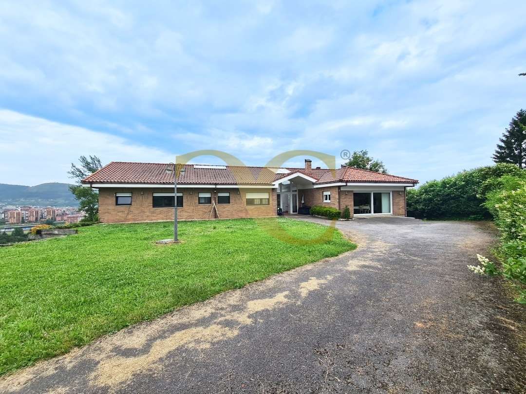 Vista exterior de Casa o xalet en venda en Oviedo  amb Calefacció, Jardí privat i Terrassa