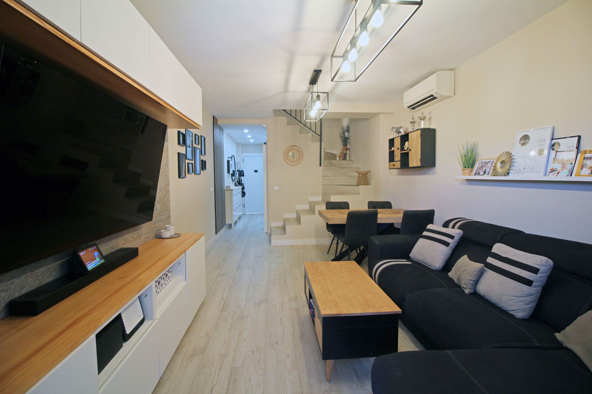 Sala de estar de Casa adosada en venta en Nerja con Aire acondicionado, Calefacción y Terraza