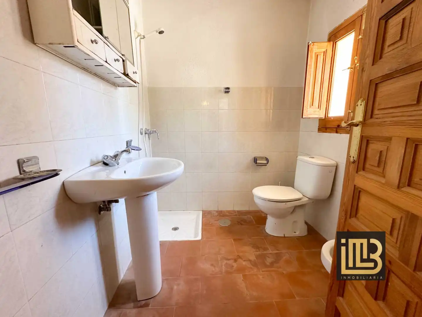 Baño de Piso en venta en Cabra del Santo Cristo con Terraza y Amueblado