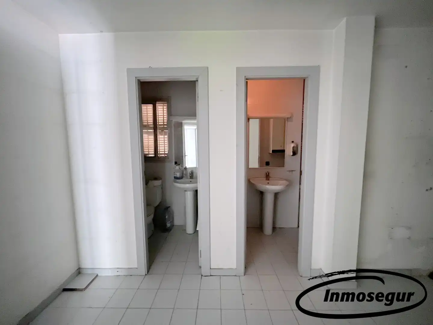 Badezimmer von Geschaftsraum zur Miete in Salou mit Klimaanlage, Heizung und Terrasse