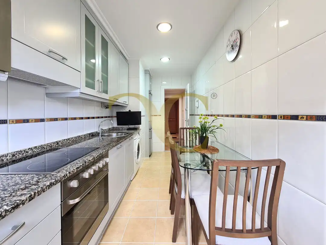 Cocina de Piso en venta en Gijón  con Calefacción, Jardín privado y Terraza