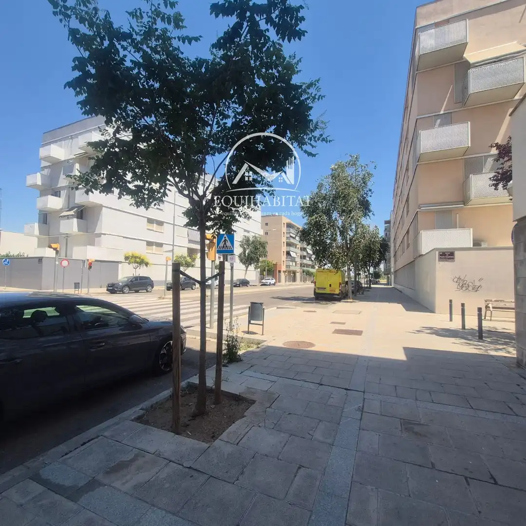 Local comercial en venta en AVD PRAT DE LA RIVA, imagen 2