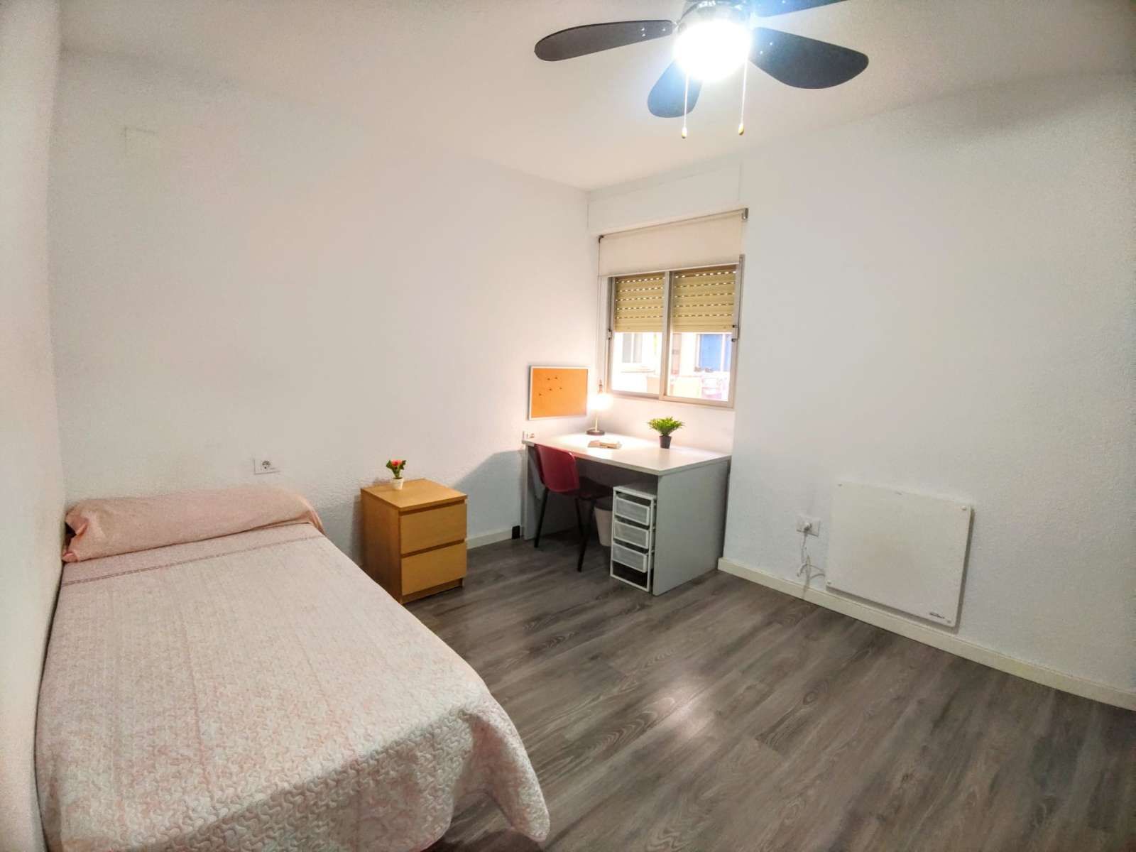 Bedroom of Flat to share in Burjassot  with Air Conditioner, Heating and Terrace