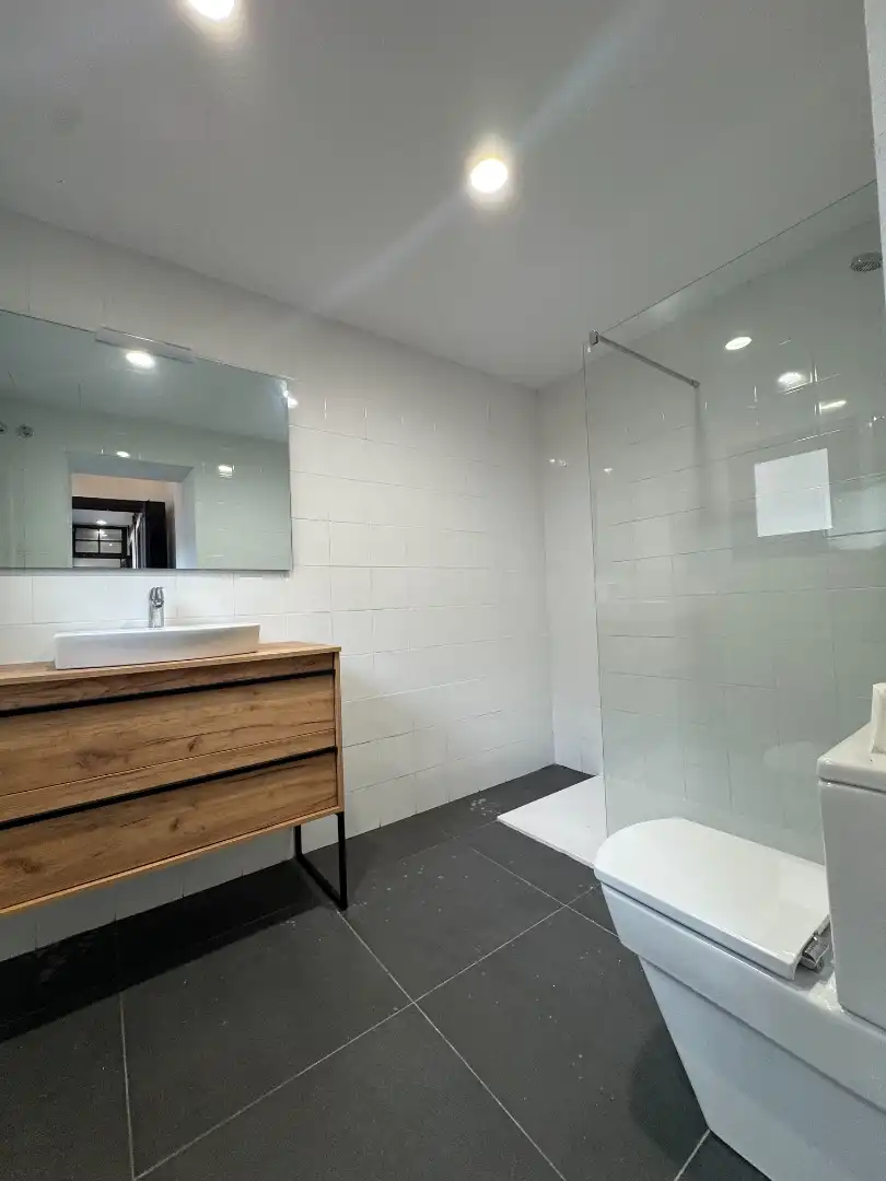Badezimmer von Wohnung zur Miete in Oviedo  mit Ofen und Balkon