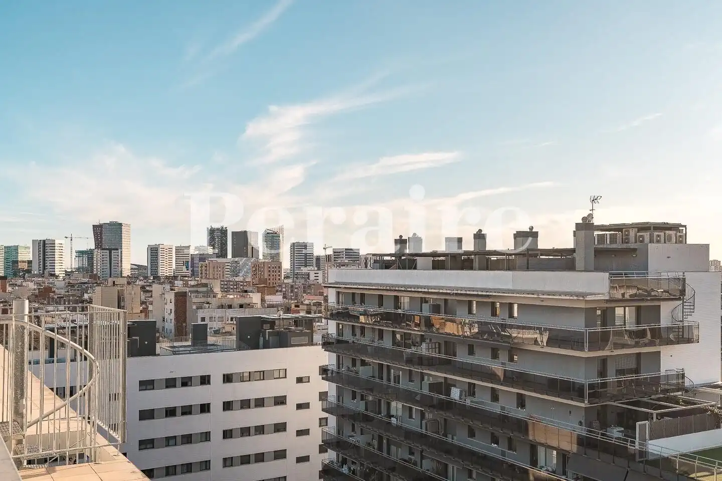 Vista exterior de Àtic en venda en L'Hospitalet de Llobregat amb Aire condicionat, Calefacció i Terrassa