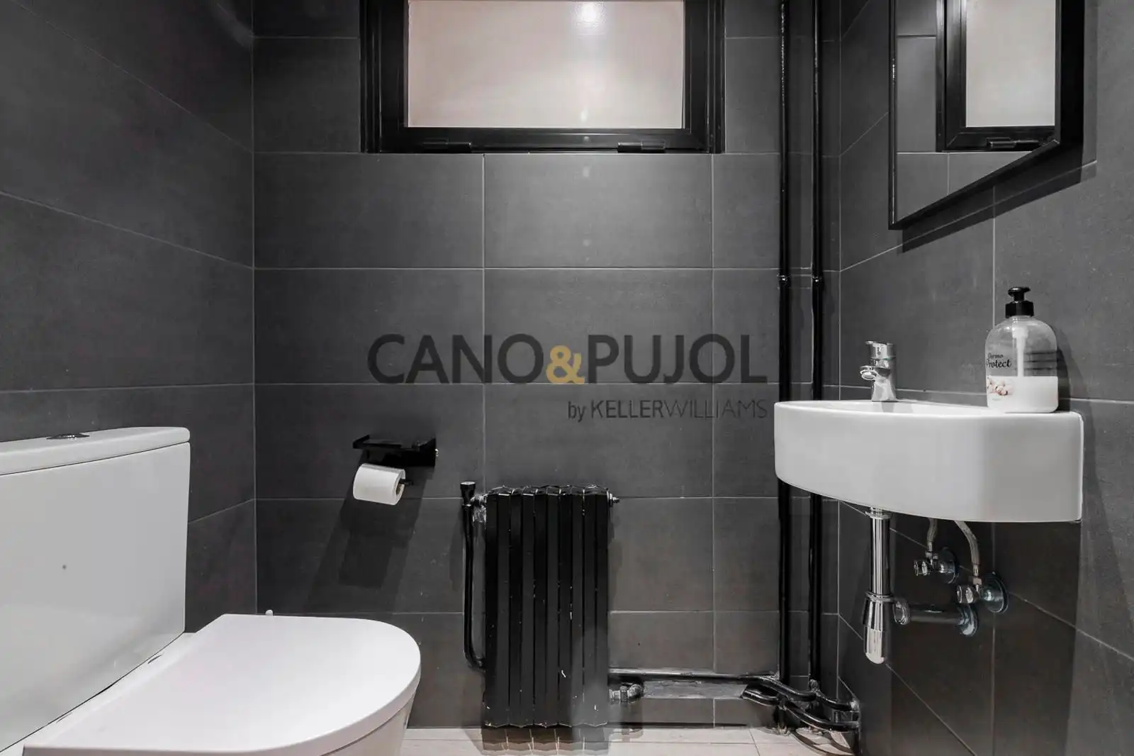 Badezimmer von Büro zum Verkauf in Barcelona mit Klimaanlage, Heizung und Abstellraum