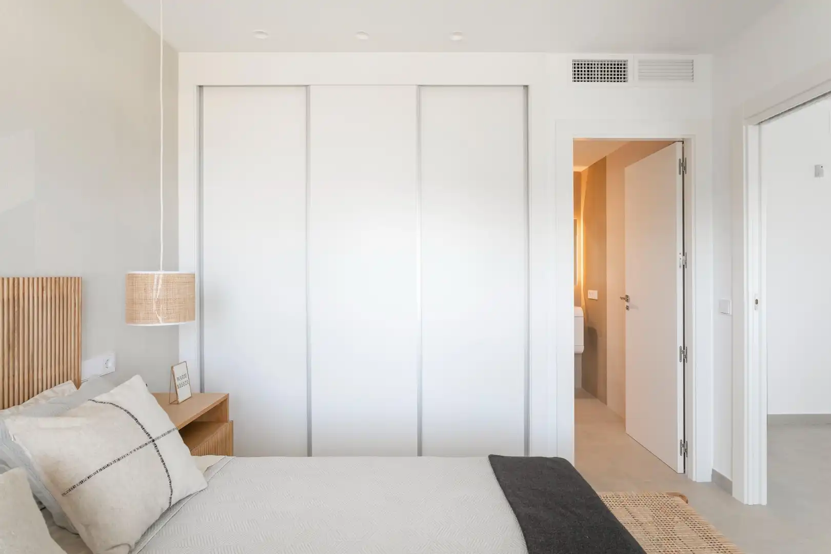 Schlafzimmer von Erdgeschoss zum Verkauf in Santa Pola mit Klimaanlage, Heizung und Privatgarten