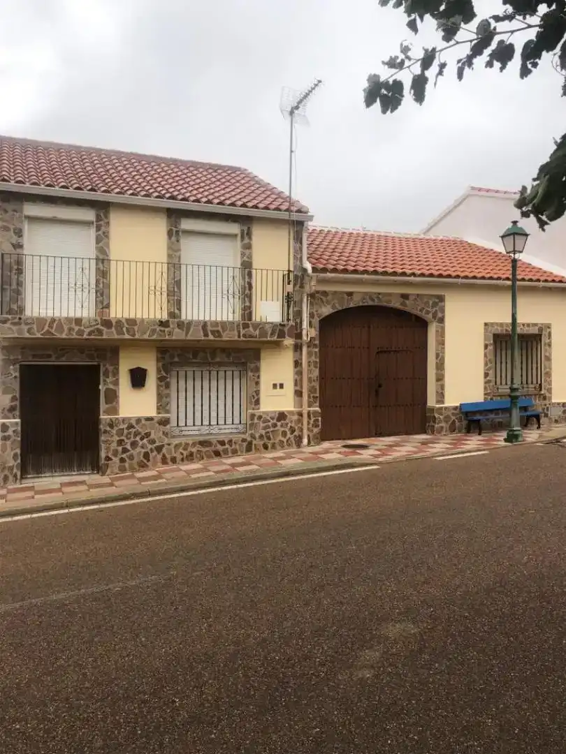 Vista exterior de Piso en venta en Sevilleja de la Jara con Jardín privado, Parquet y Trastero