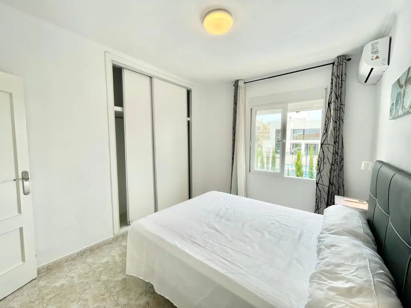 Habitación de Apartamento de alquiler en Torrevieja con Aire acondicionado, Calefacción y Terraza