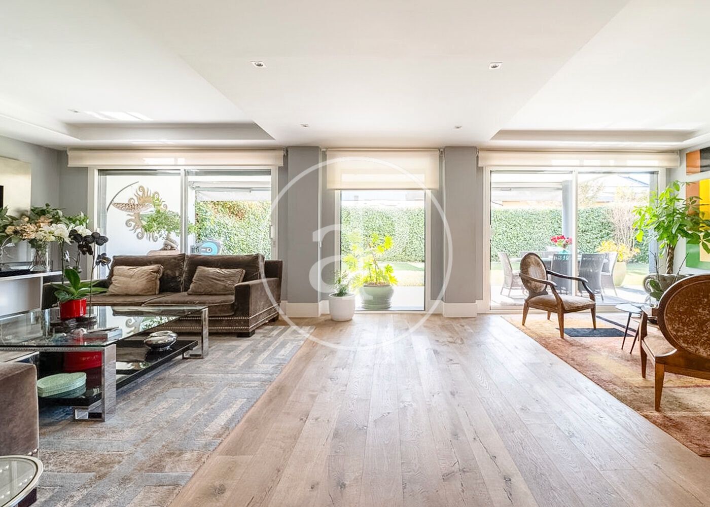 Sala d'estar de Casa adosada en venda en La Moraleja amb Aire condicionat, Calefacció i Jardí privat