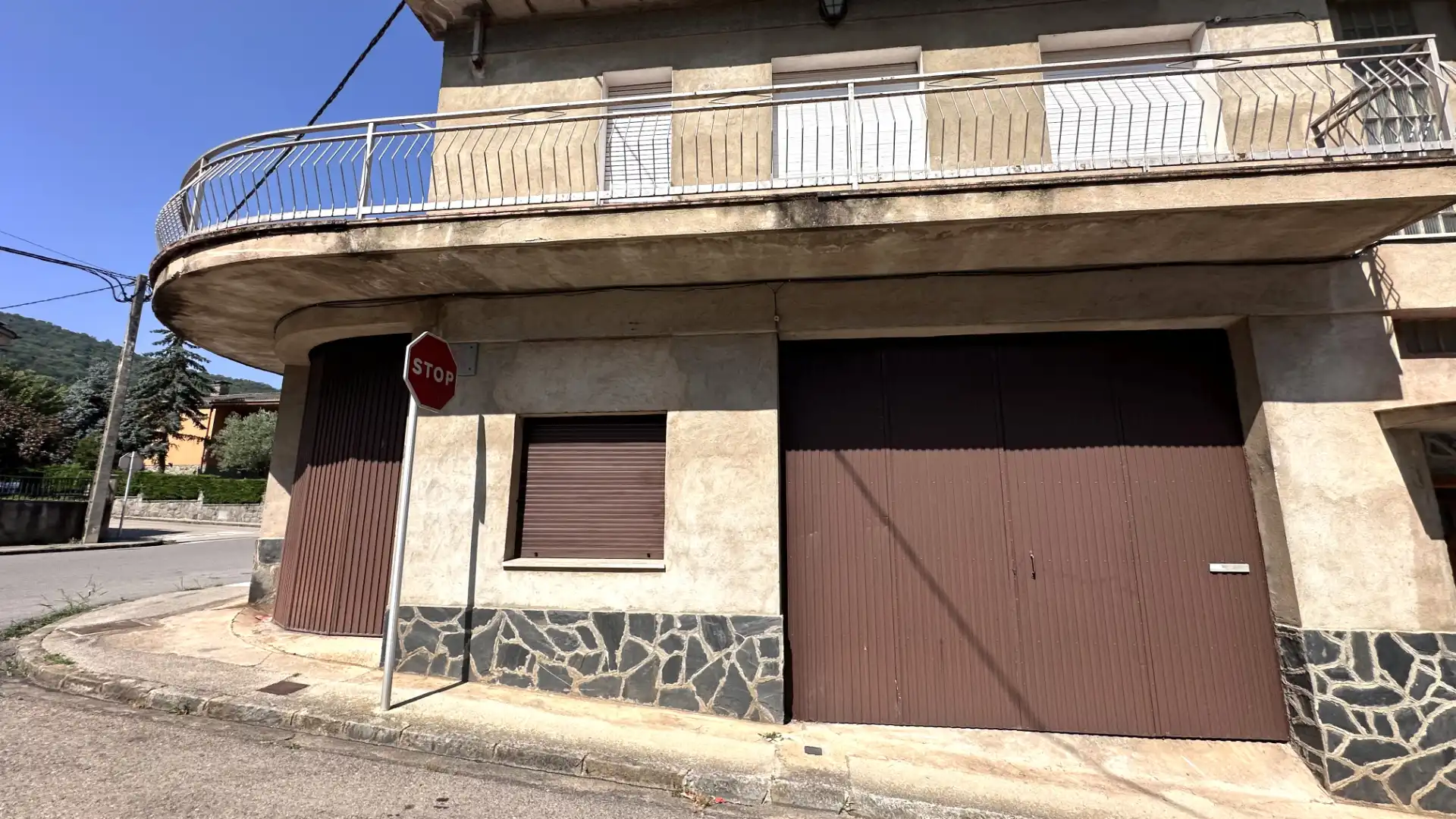 Außenansicht von Einfamilien-Reihenhaus zum Verkauf in Sant Joan Les Fonts mit Heizung, Terrasse und Ofen
