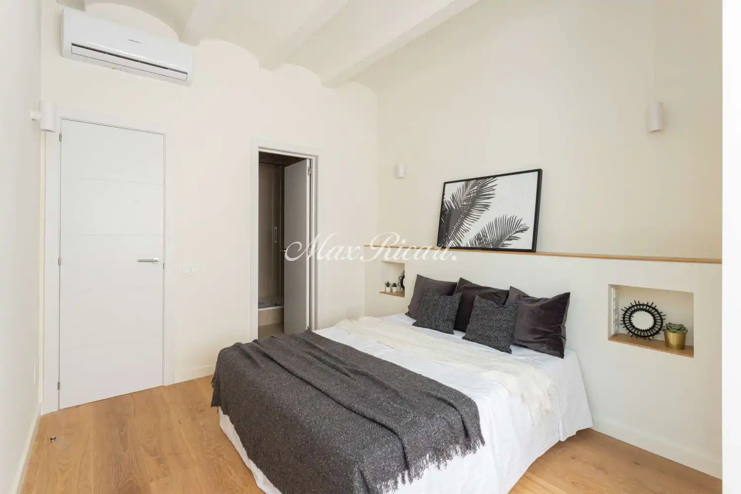 Bedroom of Flat for sale in Barcelona  with Air Conditioner, Heating and Balcony