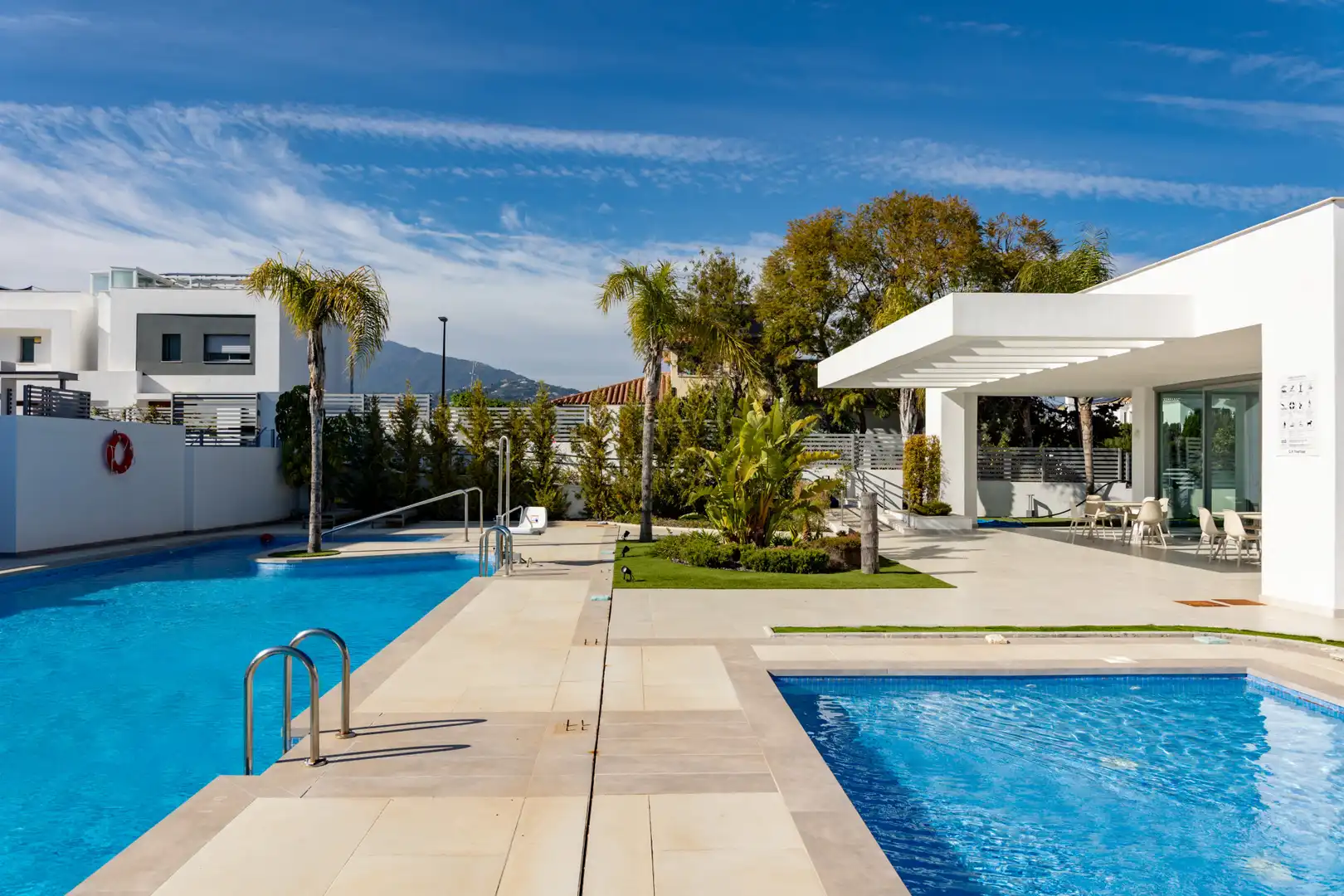 Piscina de Casa adosada en venta en Marbella con Aire acondicionado, Jardín privado y Terraza