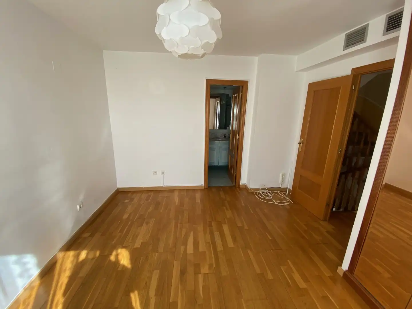Dormitori de Casa adosada en venda en Zaragoza amb Terrassa i Piscina
