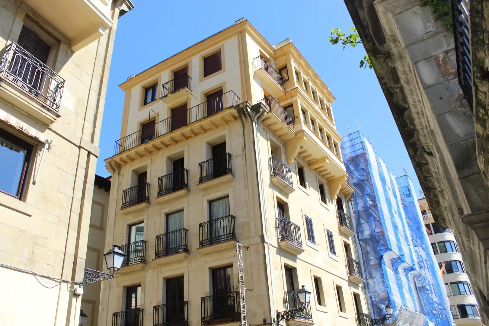 Vista exterior de Pis en venda en Donostia - San Sebastián  amb Calefacció i Balcó