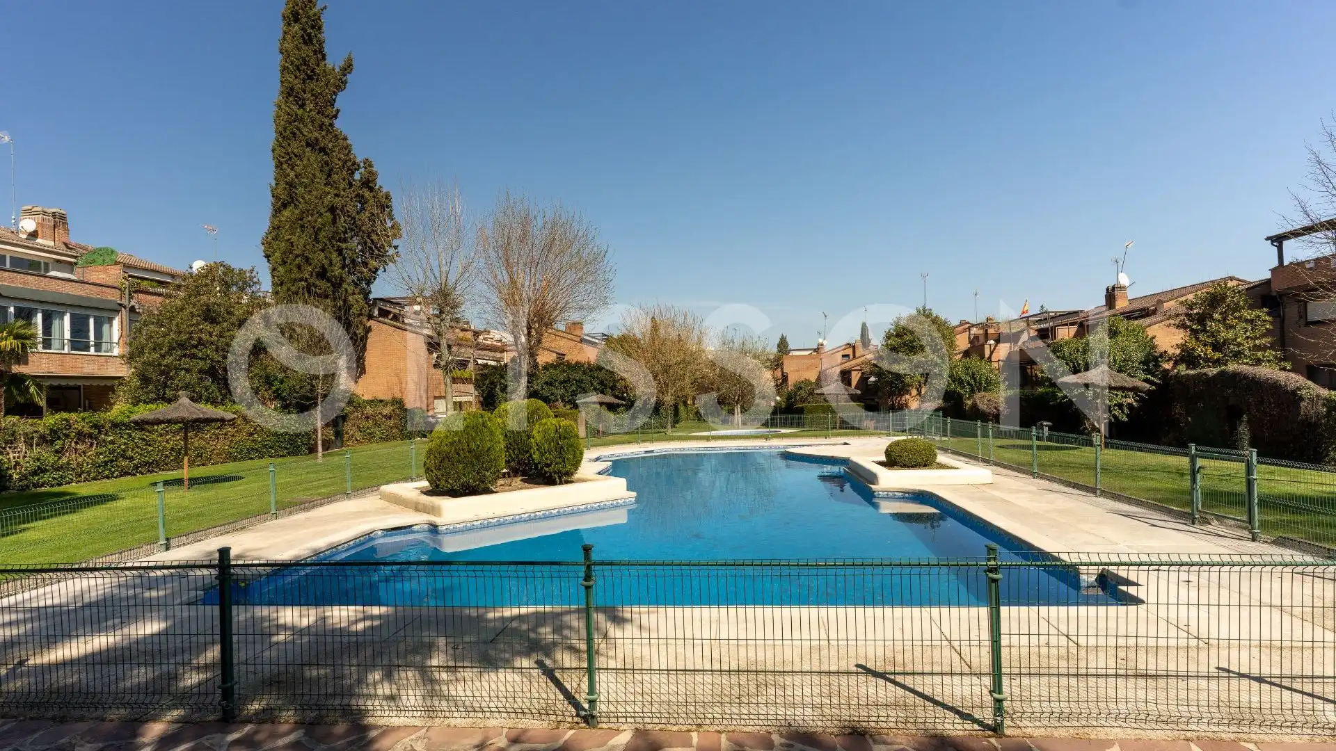 Piscina de Dúplex en venta en La Moraleja con Aire acondicionado, Calefacción y Terraza