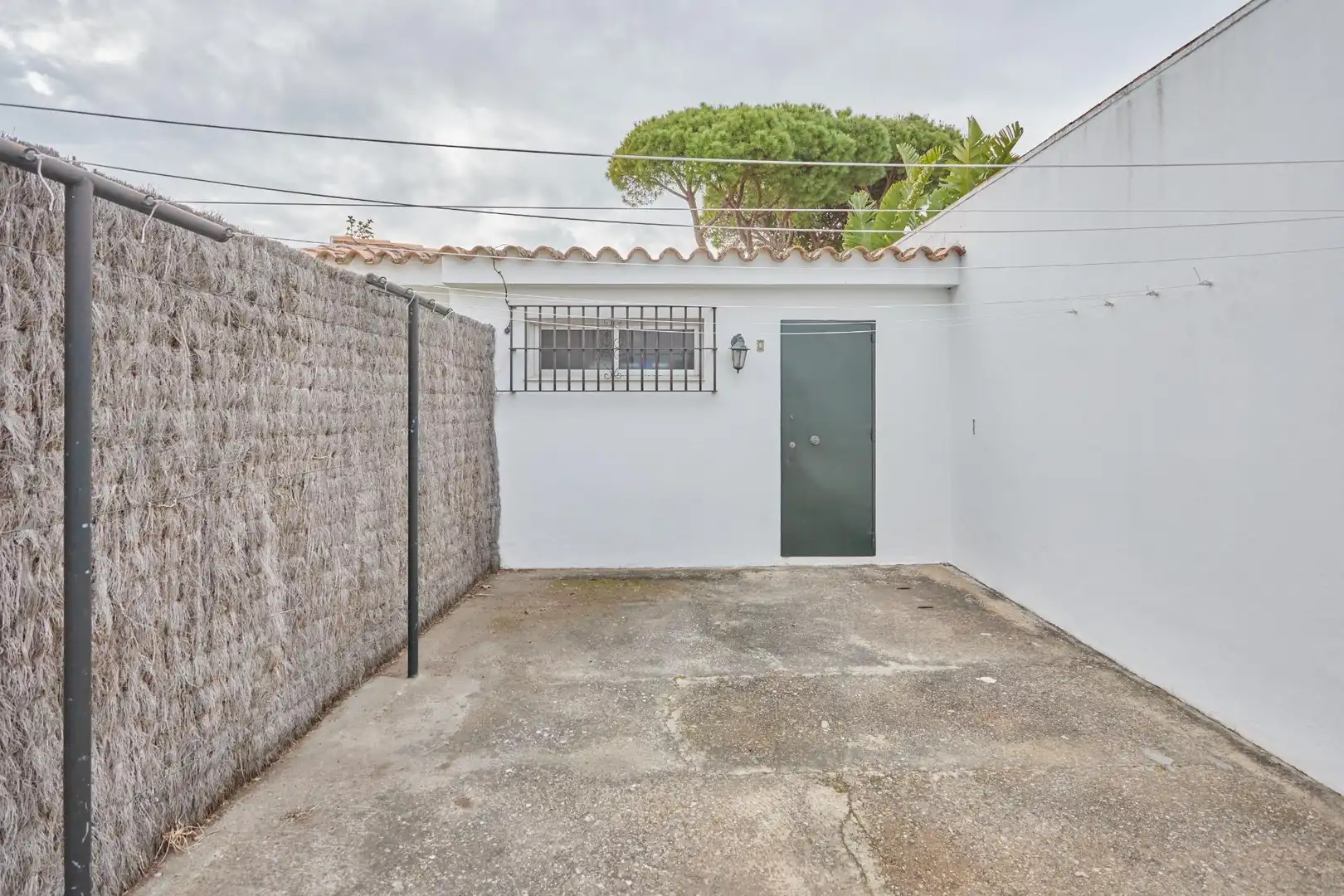 Vista exterior de Casa o xalet en venda en El Puerto de Santa María amb Jardí privat i Piscina comunitària