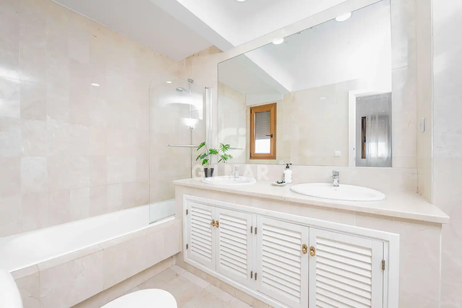 Badezimmer von Wohnung zum Verkauf in Zahara de los Atunes mit Heizung, Privatgarten und Schwimmbad