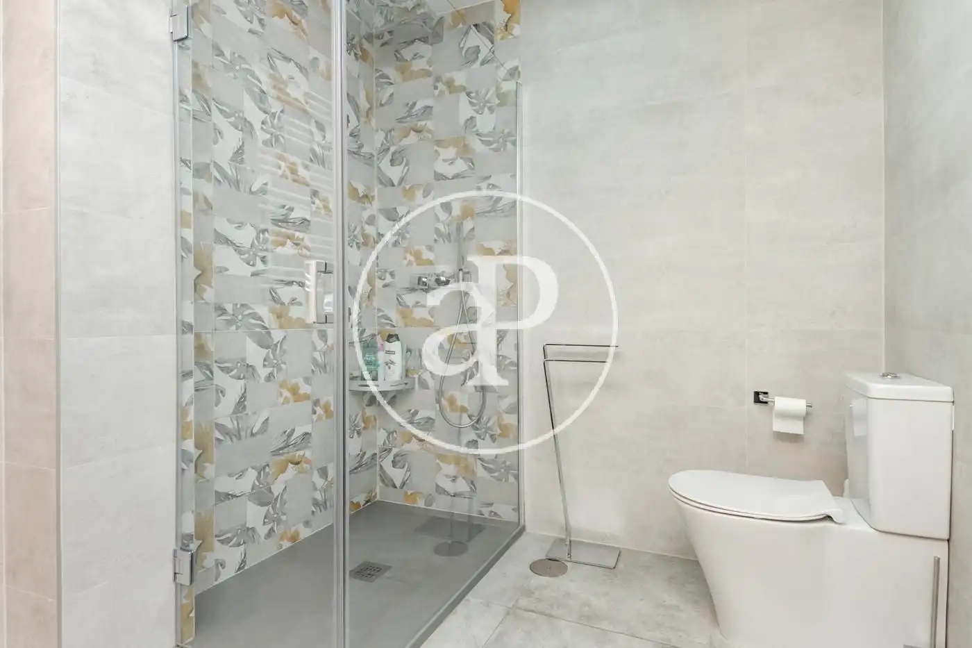 Badezimmer von Wohnung zur Miete in Pozuelo de Alarcón mit Klimaanlage, Heizung und Privatgarten