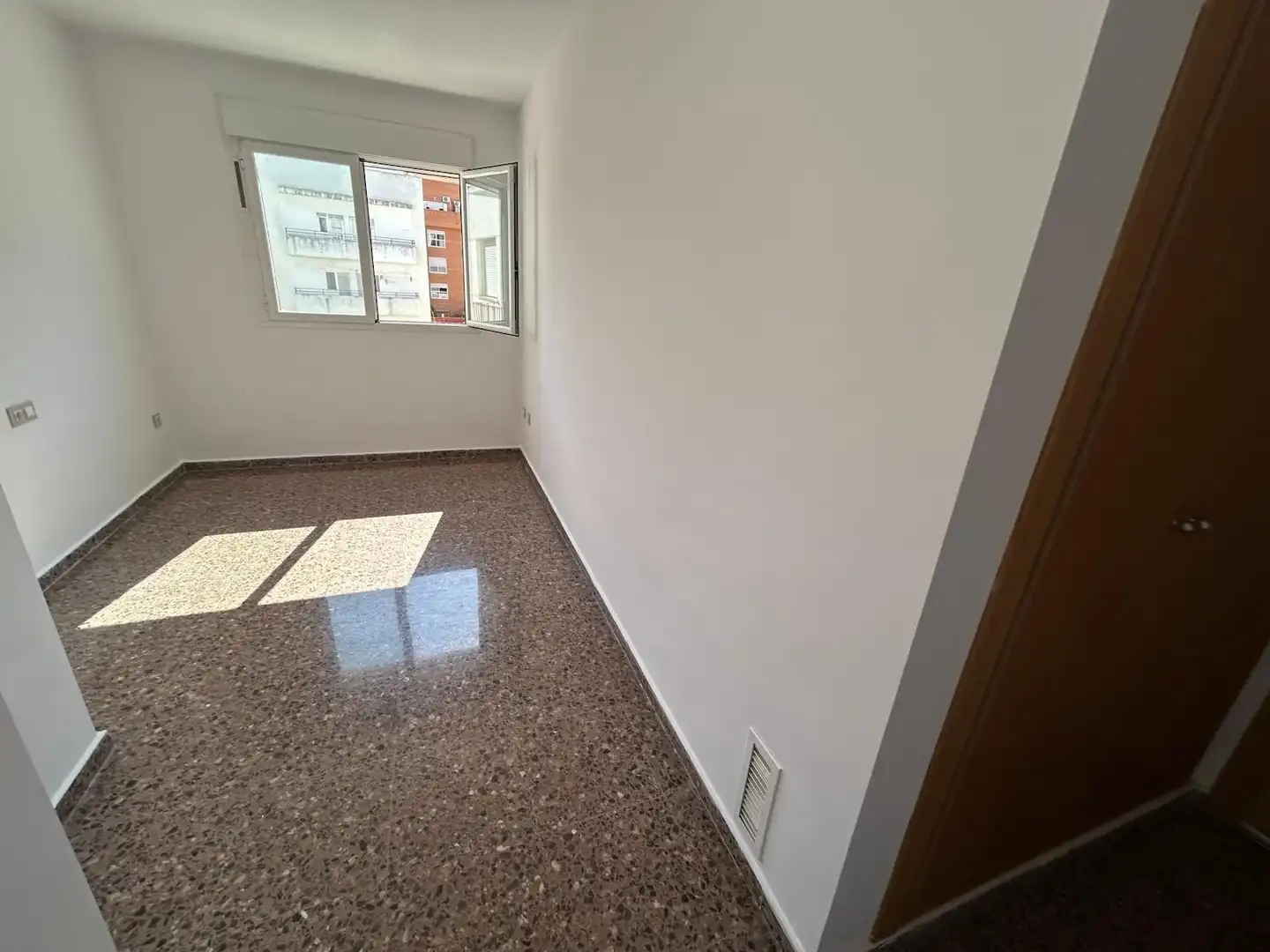 Schlafzimmer von Wohnung zur Miete in Valencia mit Balkon