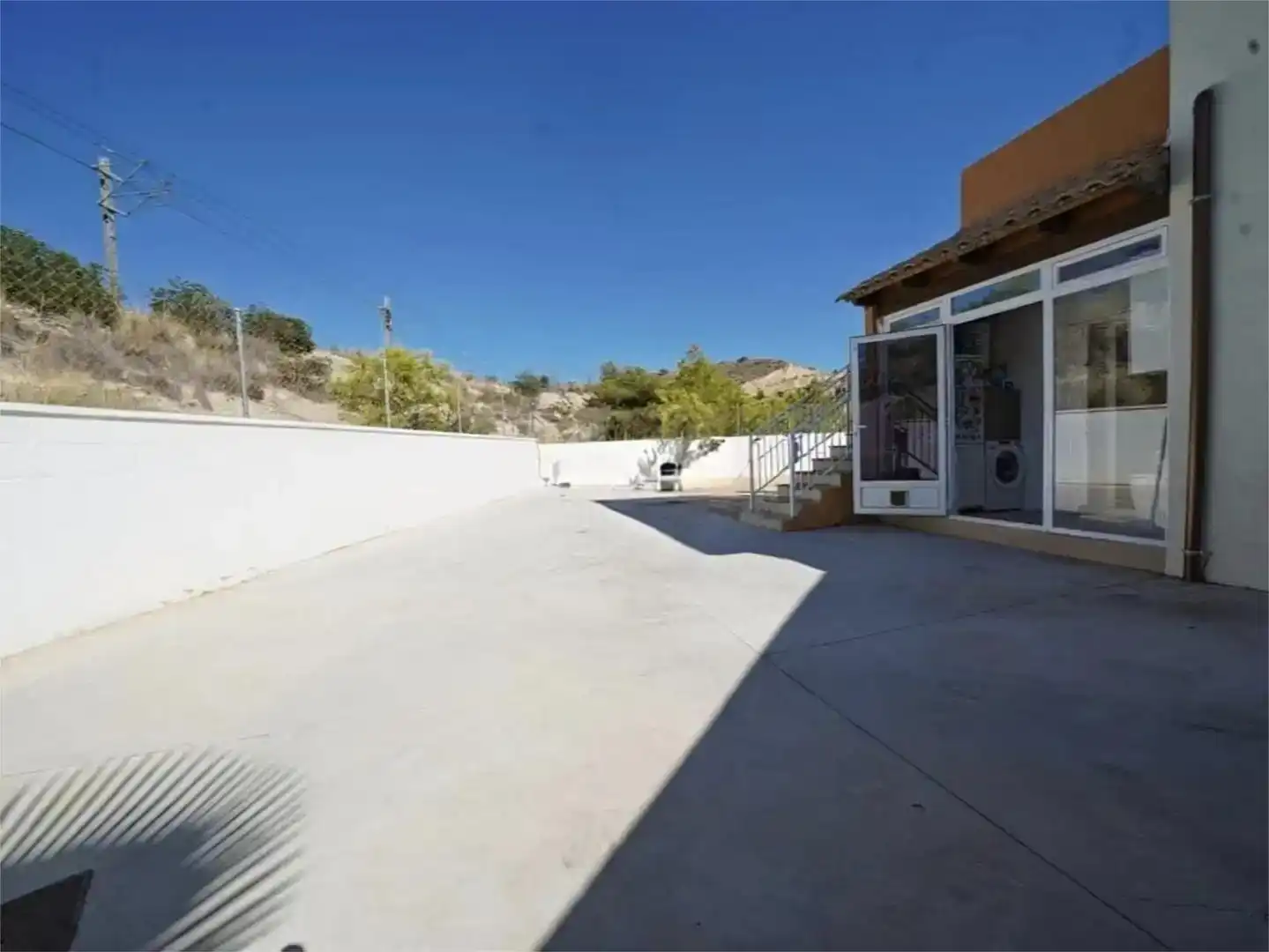 Vista exterior de Casa o xalet en venda en El Campello amb Aire condicionat, Jardí privat i Traster