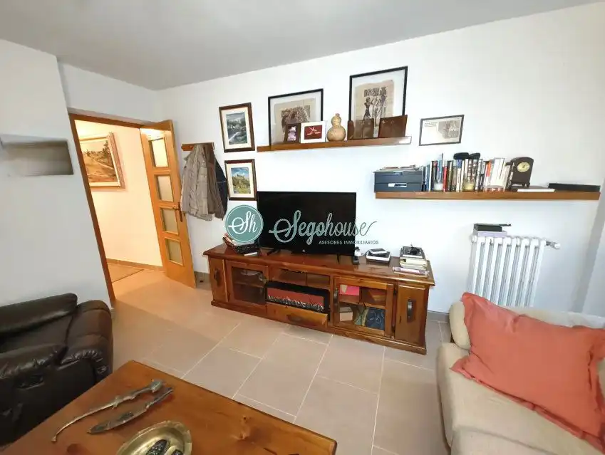 Sala de estar de Piso en venta en Segovia con Calefacción, Terraza y Amueblado