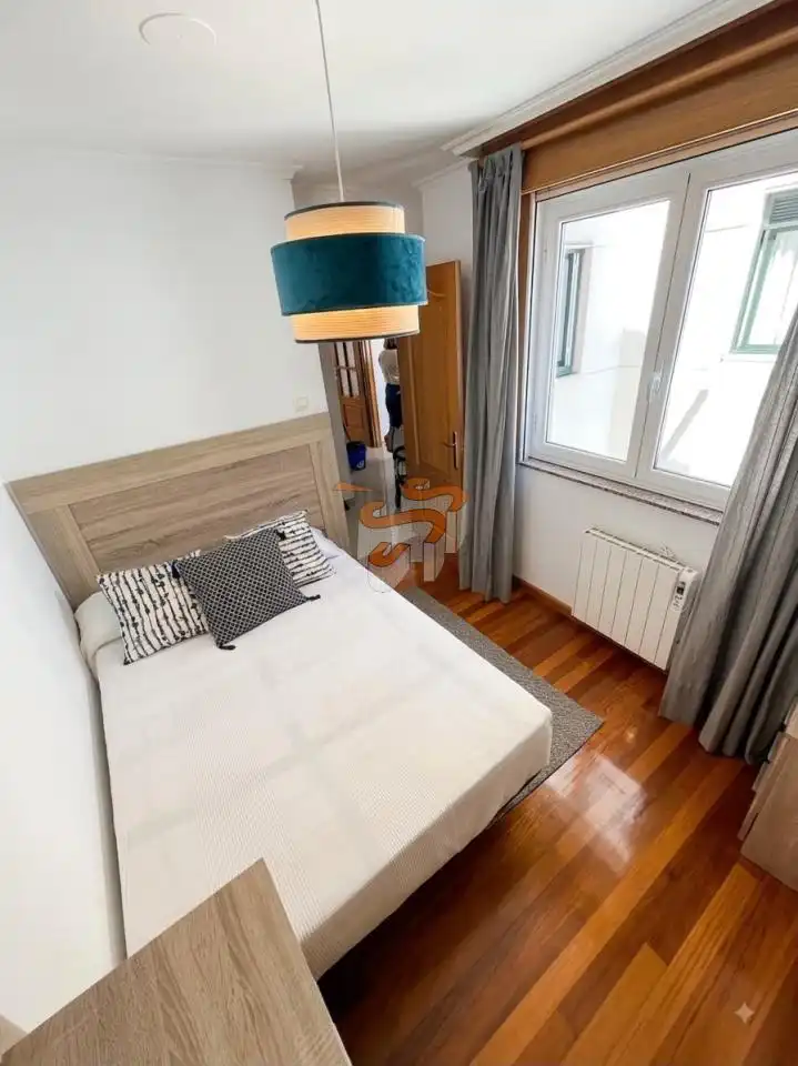 Dormitori de Apartament de lloguer en Ferrol amb Calefacció, Traster i Moblat