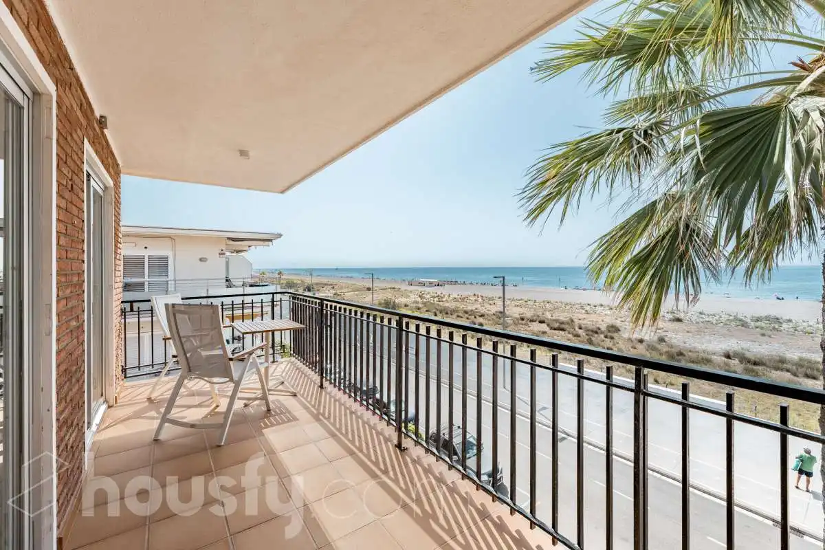 Penthouse with terrace for sale in Passeig Marítim .