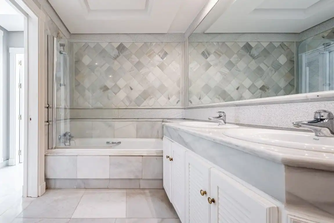 Baño de Apartamento en venta en Marbella con Aire acondicionado, Calefacción y Trastero