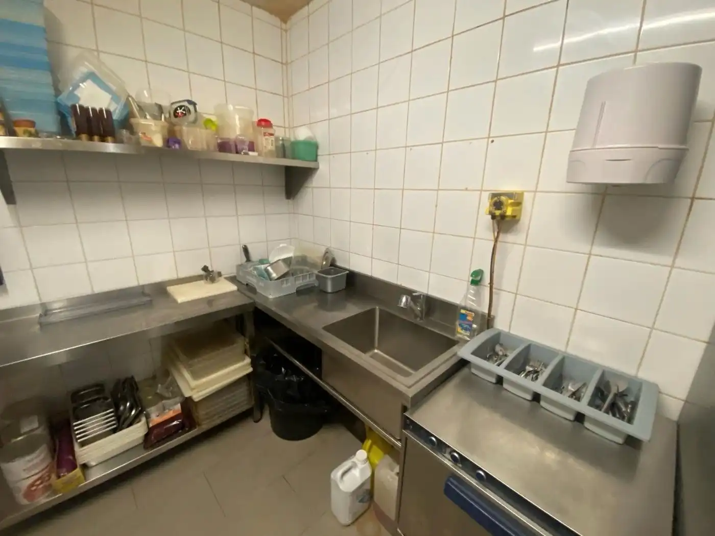 Cuina de Local en venda en Sant Pere Pescador amb Aire condicionat, Calefacció i Terrassa