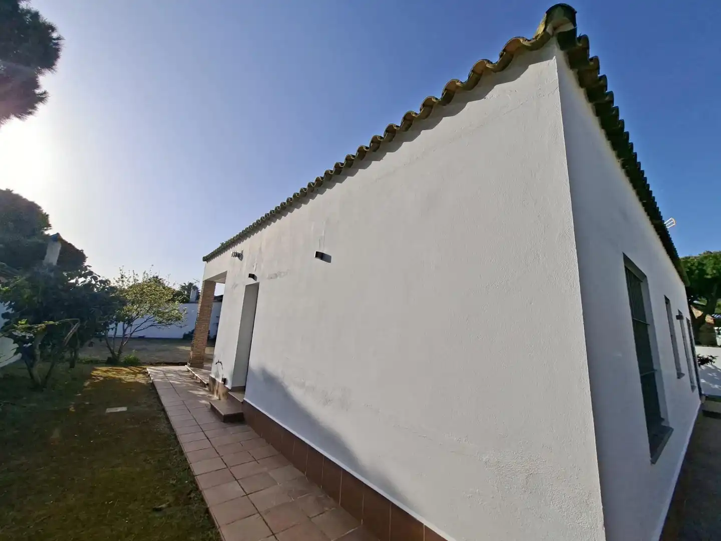 Vista exterior de Casa o xalet en venda en Chiclana de la Frontera amb Jardí privat