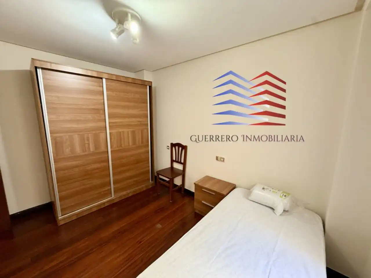 Schlafzimmer von Wohnungen zur Miete in Ourense Capital  mit Heizung, Parkett und Möbliert
