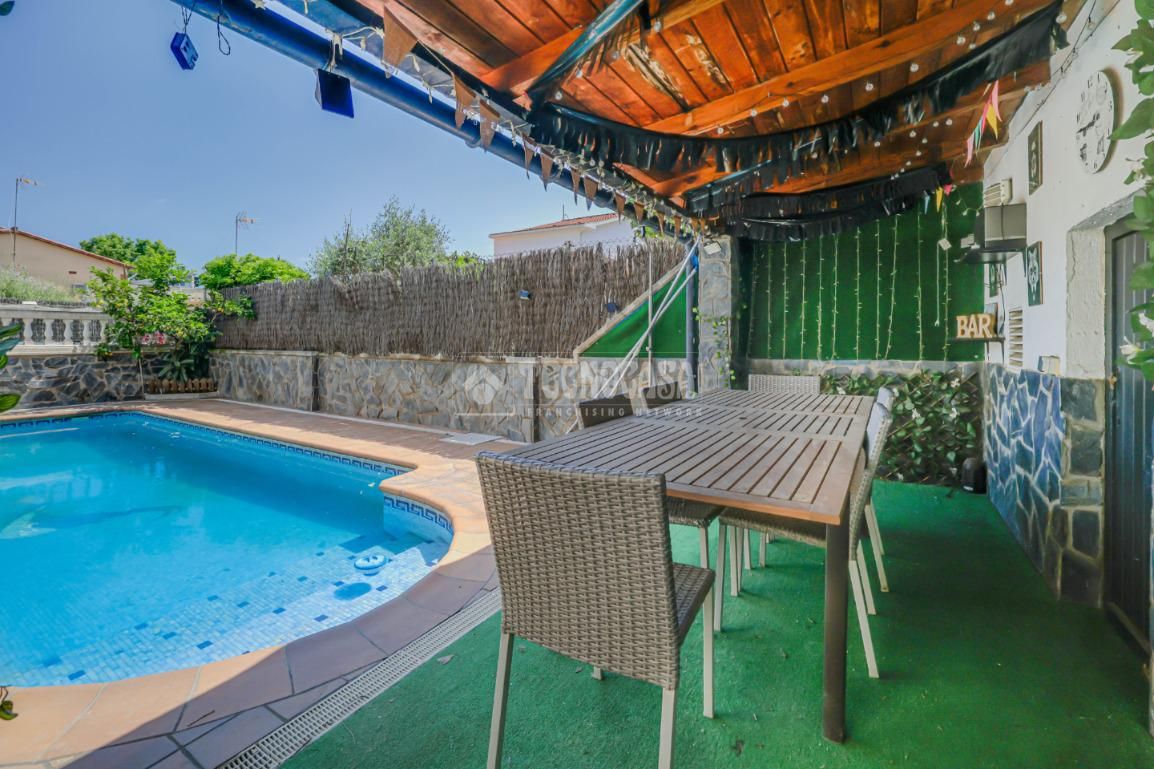 Jardí de Casa adosada en venda en Ripollet amb Calefacció, Terrassa i Piscina