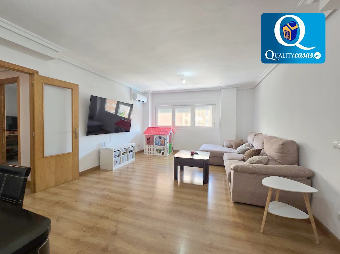 Sala de estar de Apartamento en venta en Alicante / Alacant con Aire acondicionado y Piscina comunitaria
