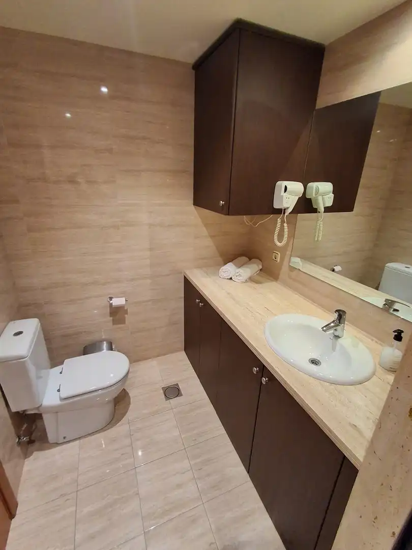 Badezimmer von Wohnung zum Verkauf in L'Ampolla mit Klimaanlage, Heizung und Terrasse