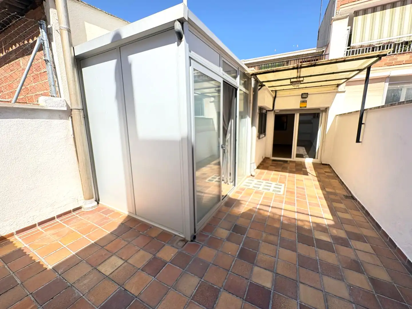 Terrasse von Einfamilien-Reihenhaus zum Verkauf in Terrassa mit Klimaanlage, Heizung und Terrasse