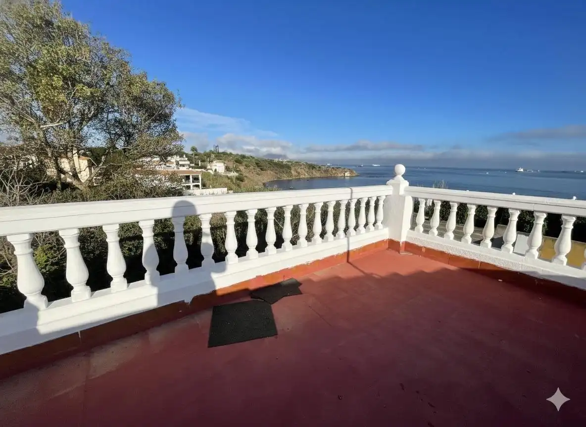 Balcony of Houses for sale in Algeciras  with Private garden