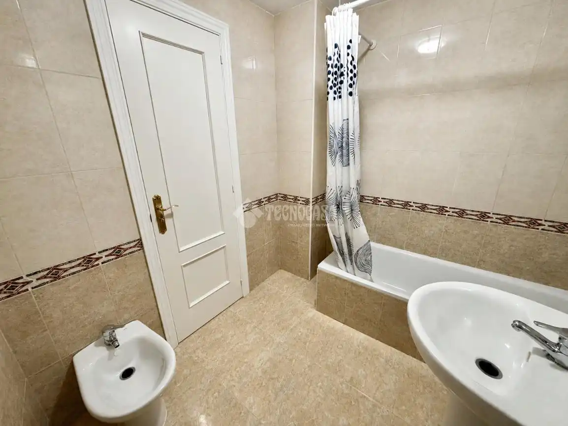 Bathroom of Flat for sale in Benalmádena