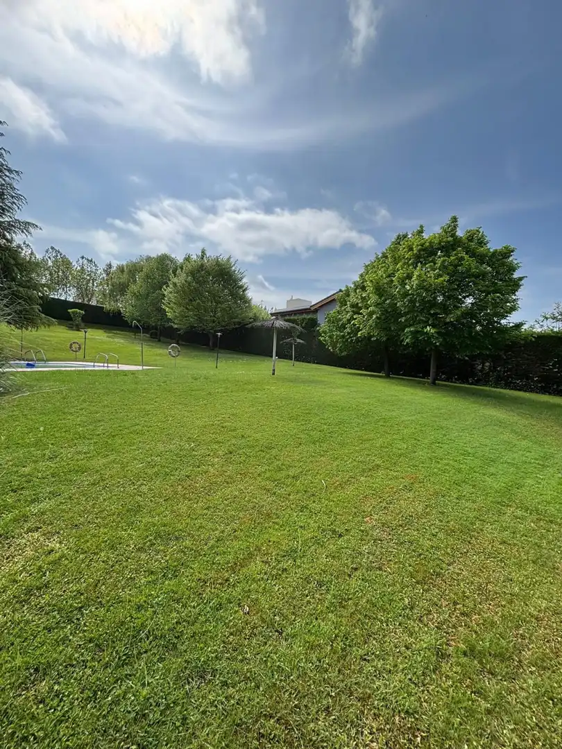Ático en venta en Villamediana de Iregua con Jardín privado, Parquet y Piscina